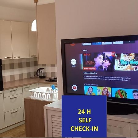 Ferienwohnung Self Check-In Targi Mtp Airport Szpital P Posen Exterior foto